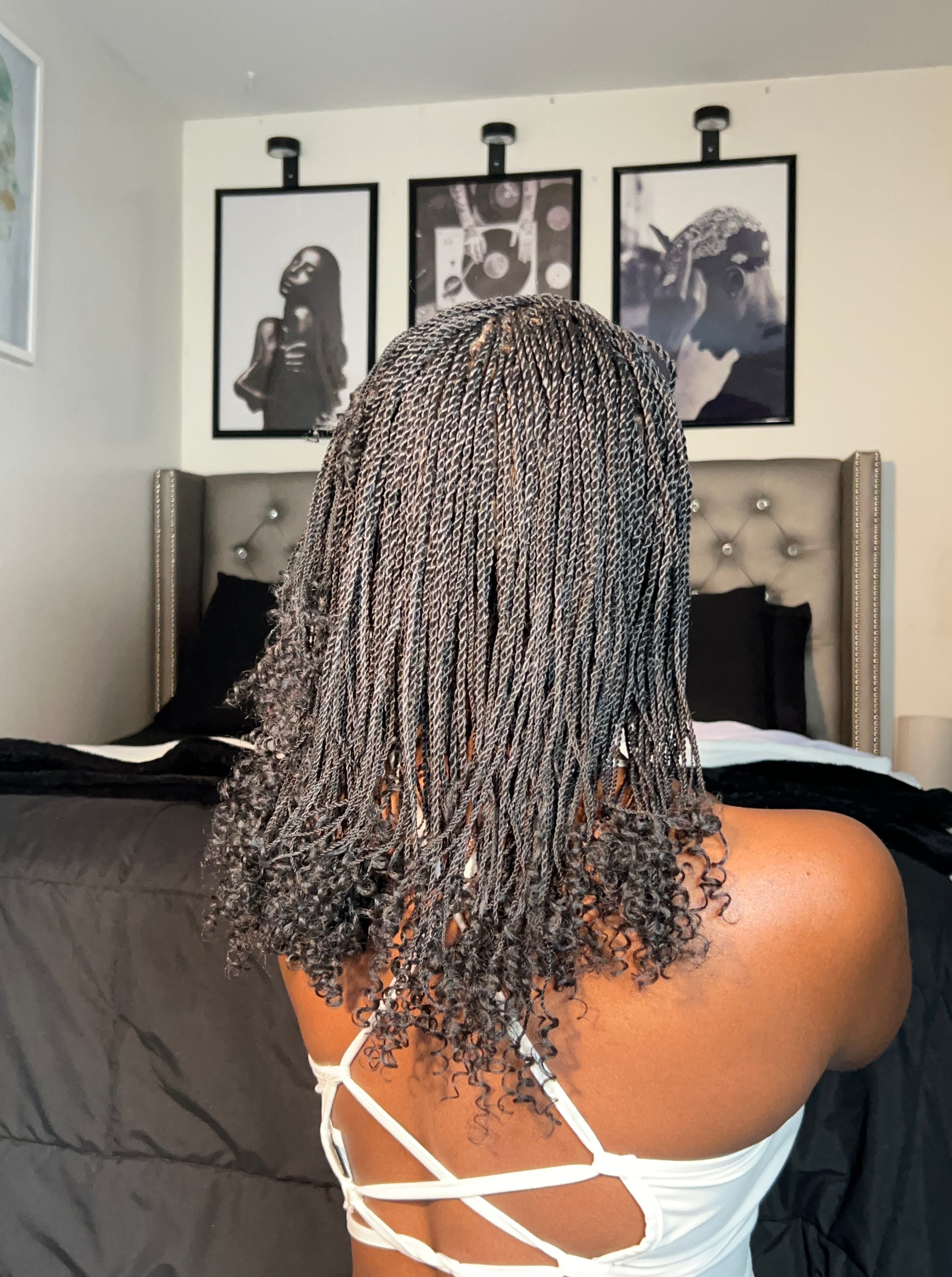 Tina - Perruque Tressée Mini Twist Sénégalaise 14" Entièrement Nouée à la Main en Dentelle Suisse HD avec Pointes Bouclées - Cheveux de Bébé Naturels