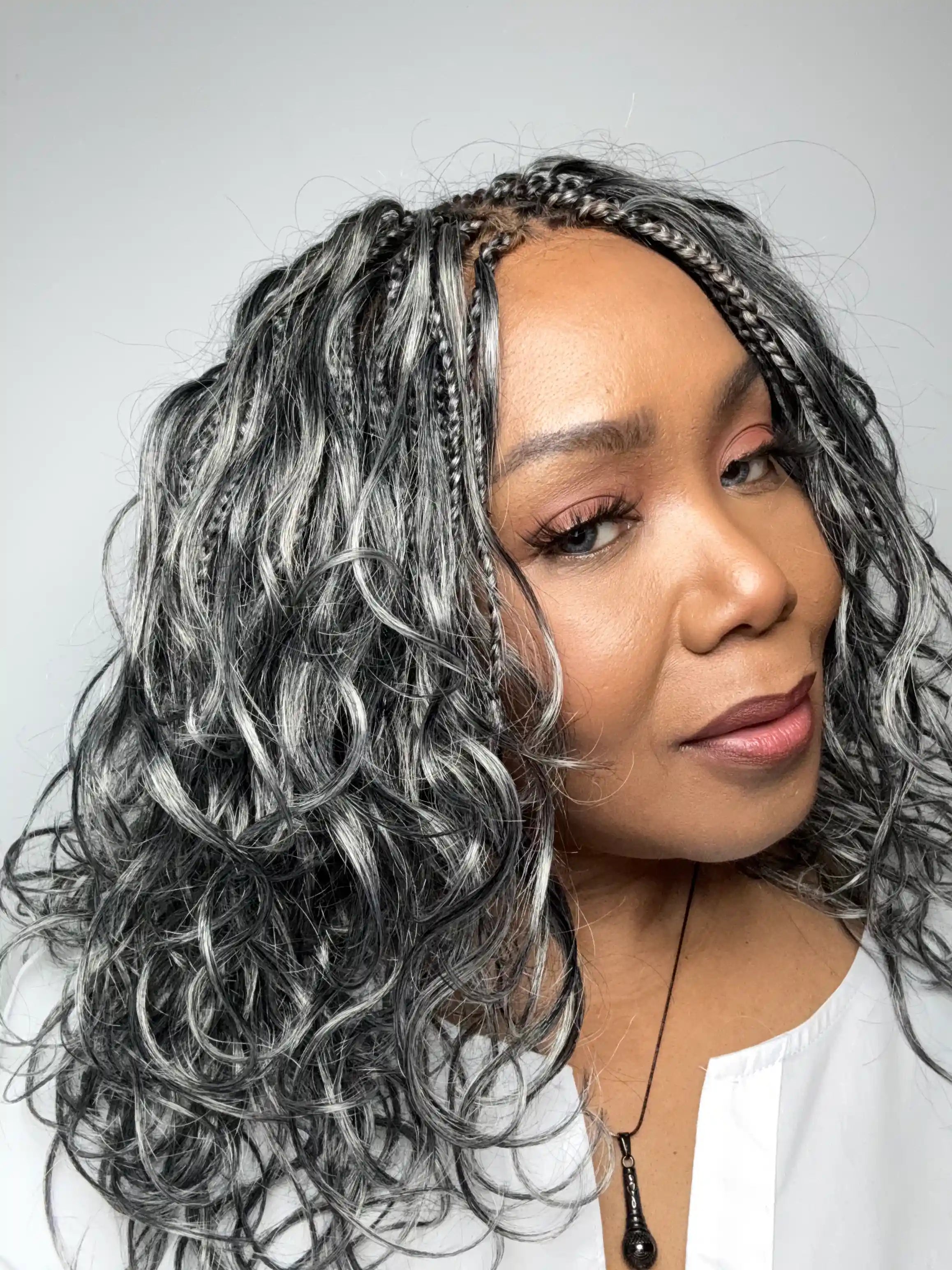 Michelle 18" - Perruque tressée de type Boho, avec tresses de type Box Braids, modèle JALIZA Slip-On™ Salt & Pepper Body Wave