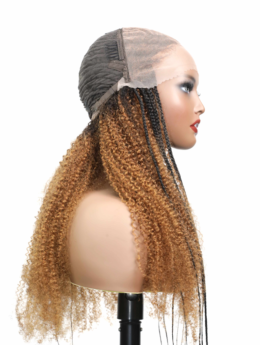 Perruque tressée de style cornrow, en cheveux humains entièrement décolorés, avec dentelle.