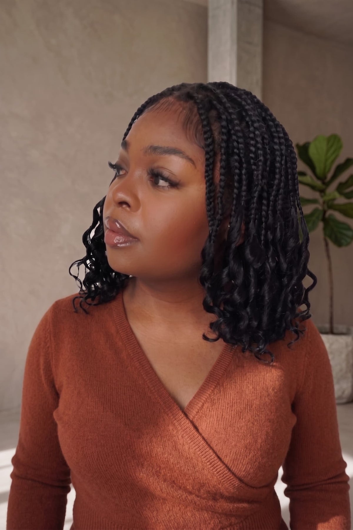Nina - Perruque tressée de type Box Braids, sans nœuds, à dentelle intégrale suisse HD pré-blanchie, avec des pointes bouclées en cheveux naturels