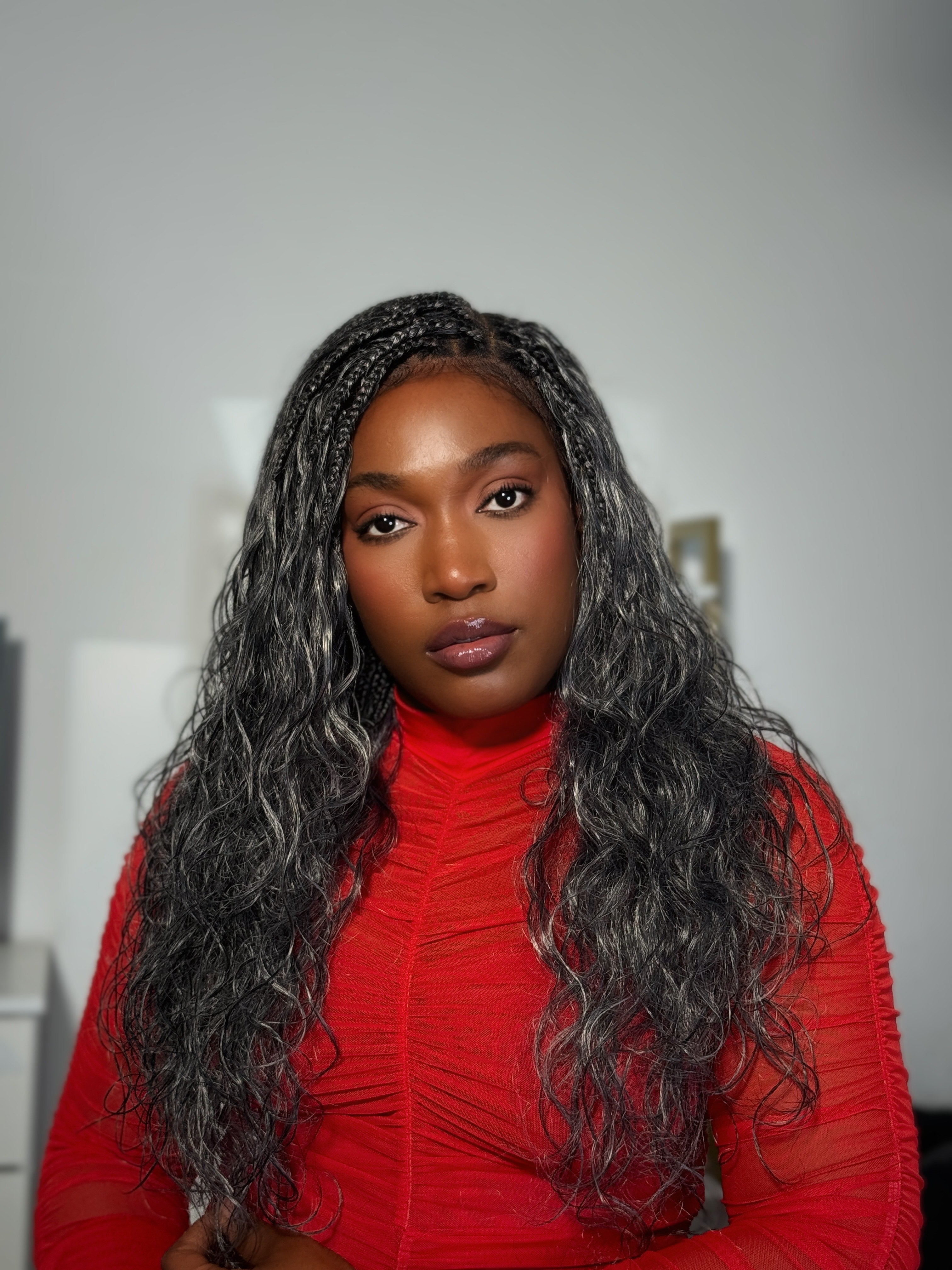 Perruque tressée bohème Michelle Salt & Pepper sans colle, dentelle suisse HD intégrale – Cheveux humains et mélange synthétique bouclés base 1B