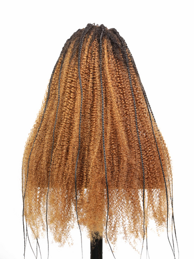Perruque tressée de style cornrow, en cheveux humains entièrement décolorés, avec dentelle.