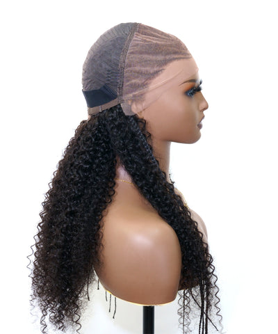 Perruque tressée de style cornrow, en cheveux humains entièrement décolorés, avec dentelle.