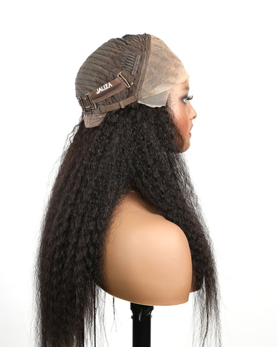 Perruque tressée de style cornrow, en cheveux humains entièrement décolorés, avec dentelle.