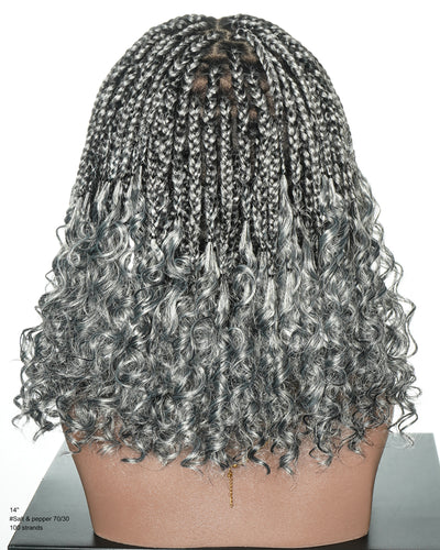 Nina - Perruque tressée JALIZA Slip-On™ Salt & Pepper (plus de sel) avec boucles aux pointes