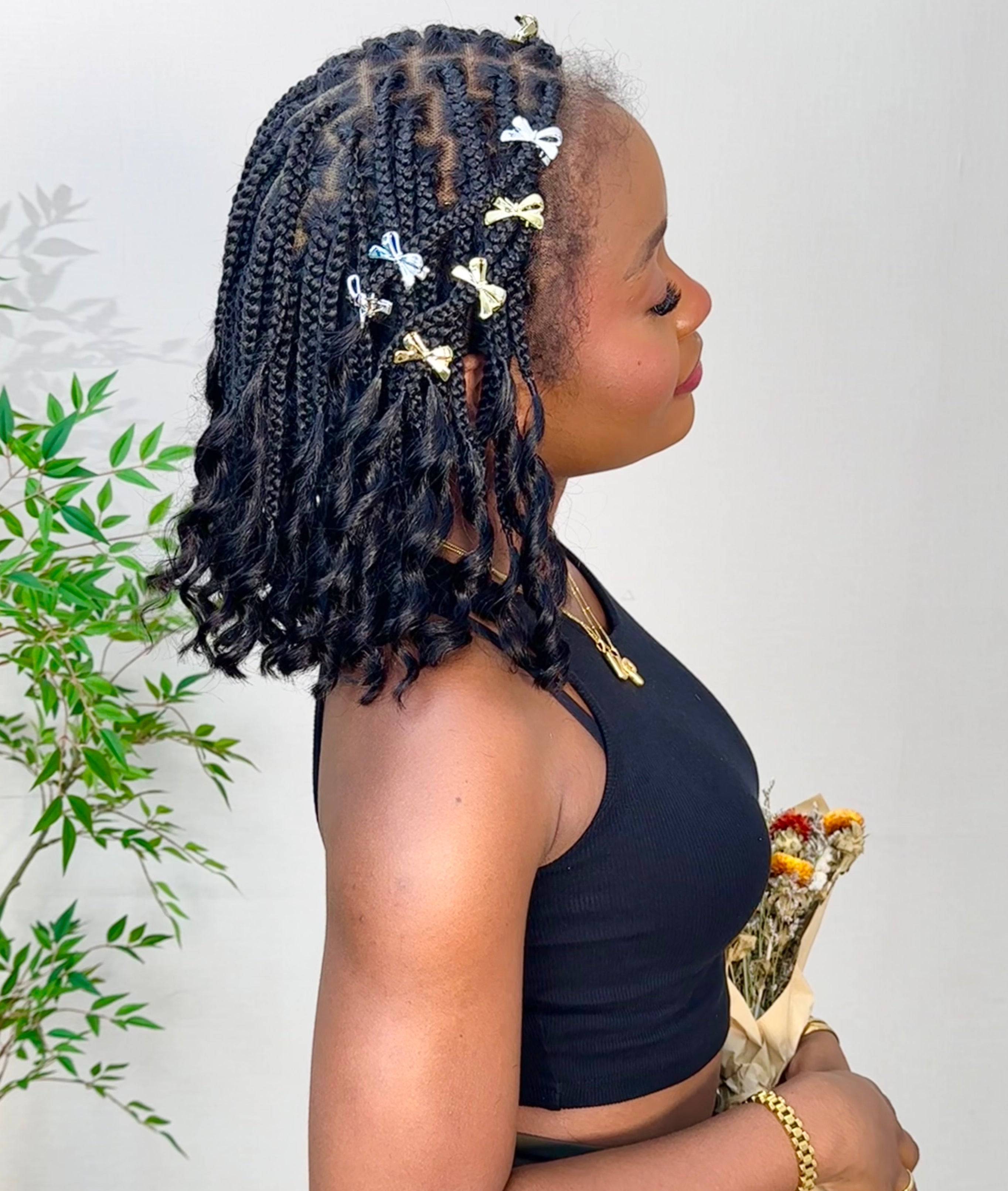 Nina - Perruque tressée de type Box Braids, sans nœuds, à dentelle intégrale suisse HD pré-blanchie, avec des pointes bouclées en cheveux naturels