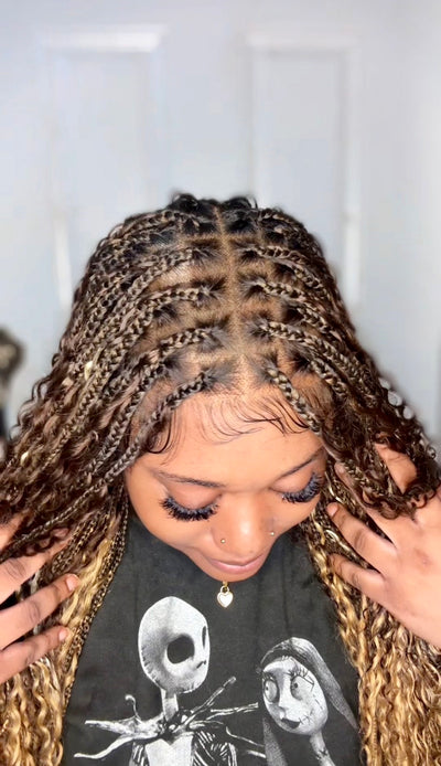 Solana - Cheveux Humains Pré-décolorés Dentelle Suisse HD Mélange Full Lace Couleur 1B 4 30 27 613 Perruque Tressée Boho Style Boho Box en Cheveux Humains