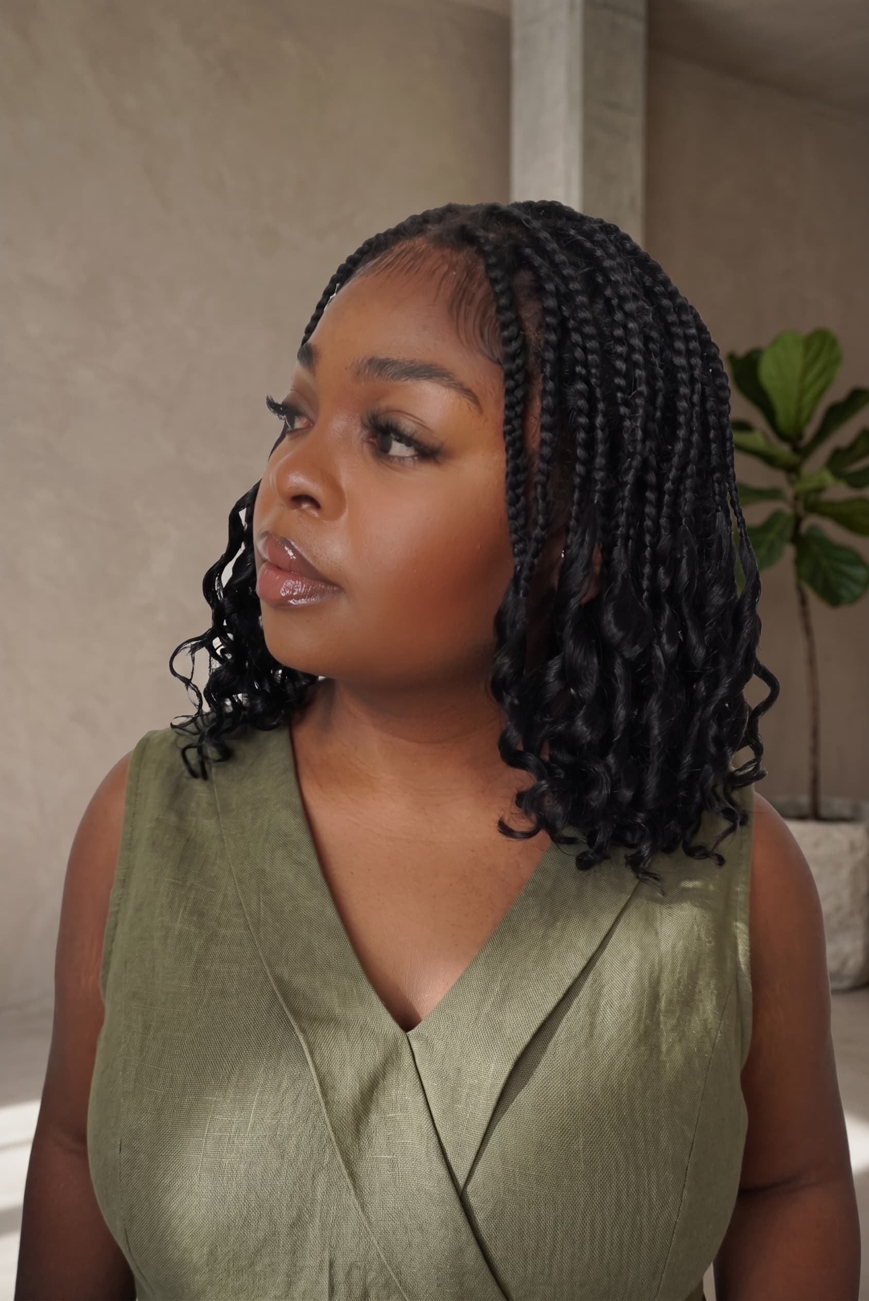 Nina - Perruque tressée de type Box Braids, sans nœuds, à dentelle intégrale suisse HD pré-blanchie, avec des pointes bouclées en cheveux naturels