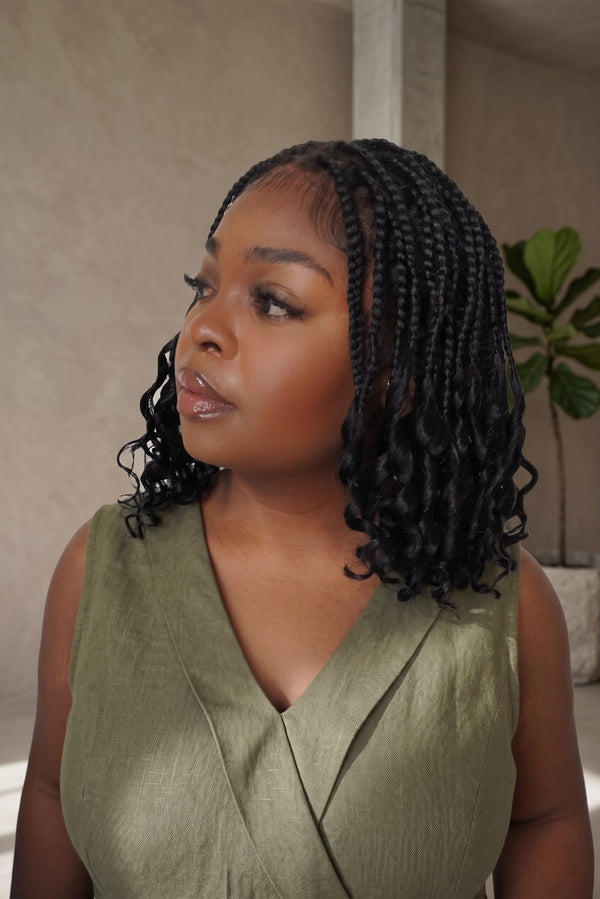 Nina - Perruque tressée de type Box Braids, sans nœuds, à dentelle intégrale suisse HD pré-blanchie, avec des pointes bouclées en cheveux naturels